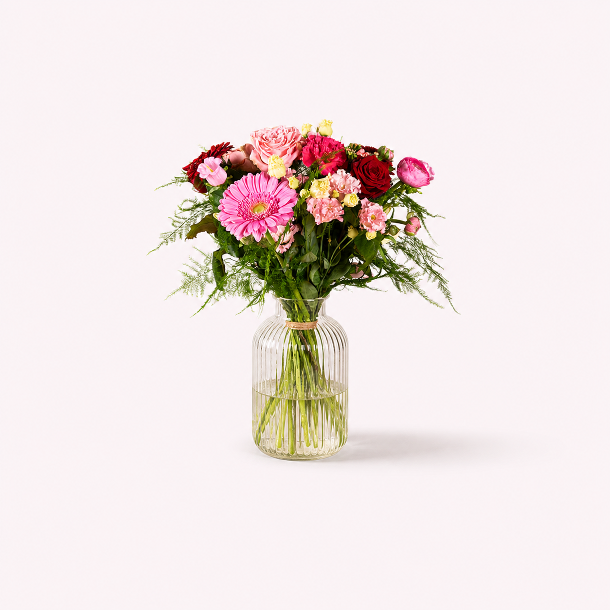 Traditoneel rood en roze moederdagboeket bloemen
