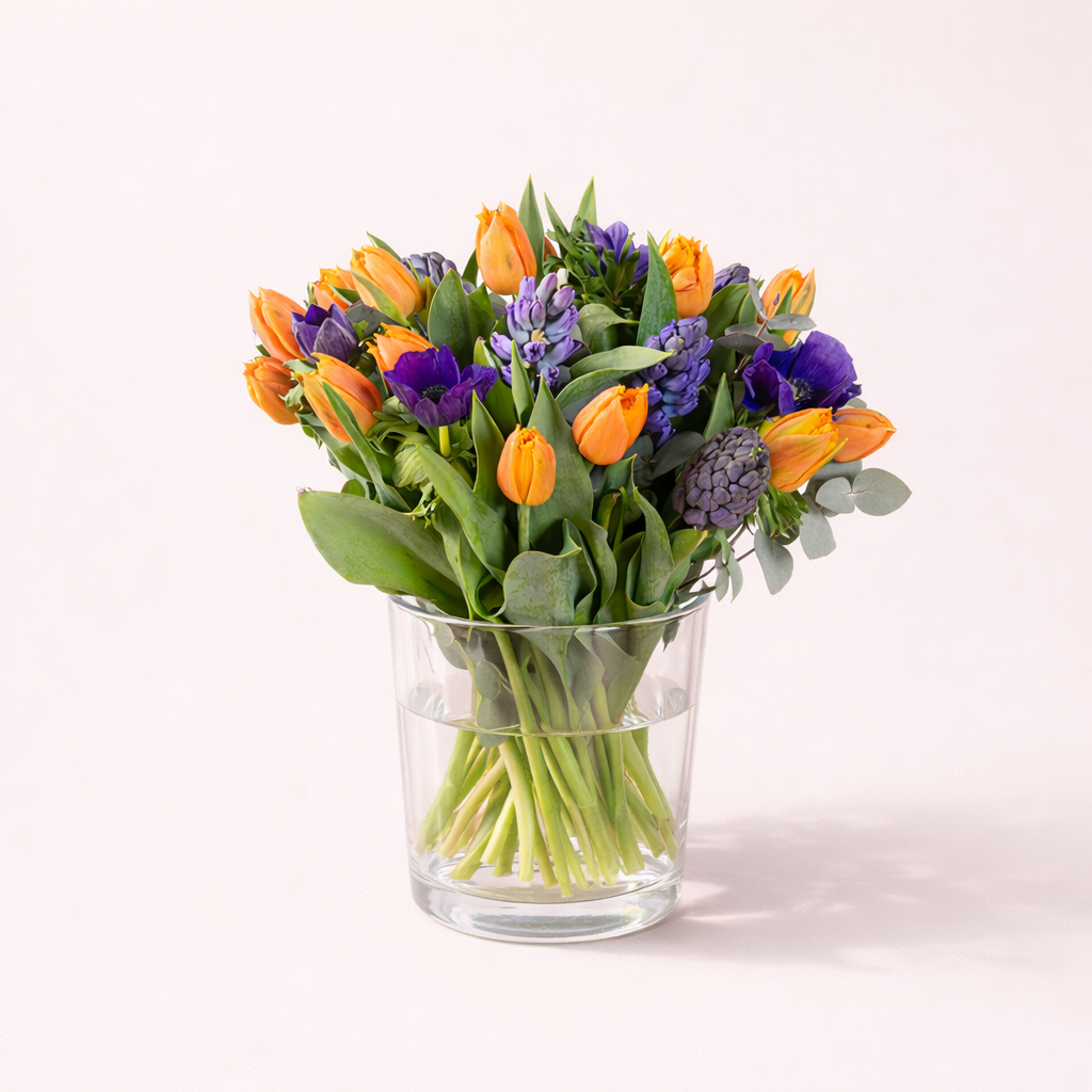 Paars en oranje voorjaarsboeket bloemen